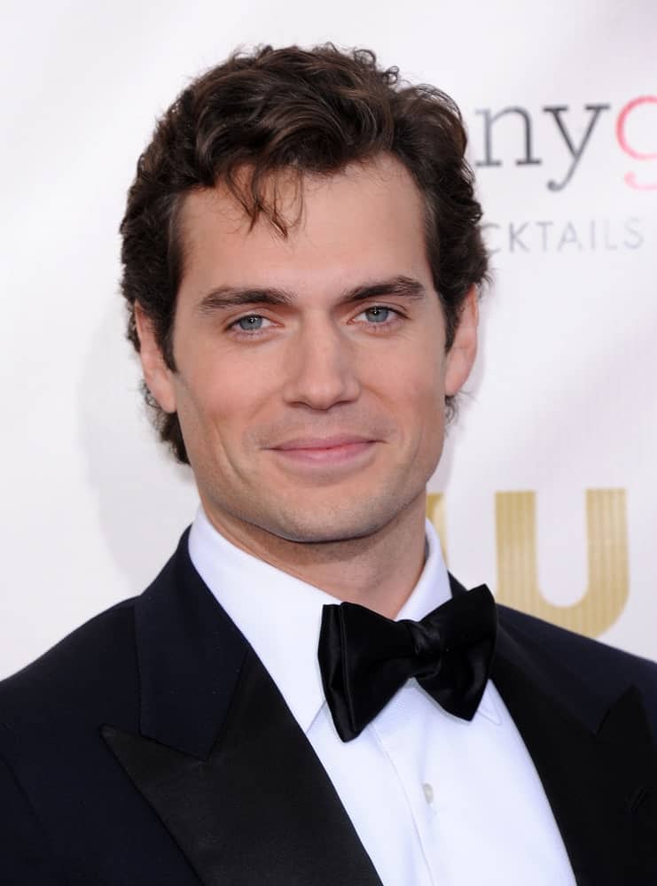 During the Critic's Choice Awards 2013 on January 10th, Henry Cavill appeared with short shaggy hair complementing his classic black suit.