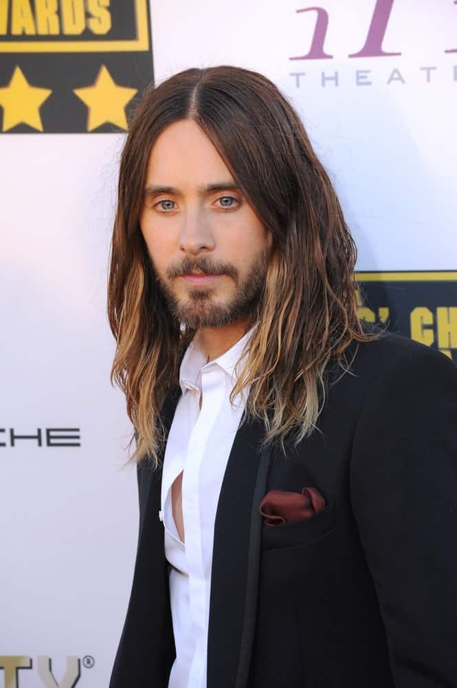 During the 19th Annual Critics’ Choice Awards on January 16, 2014, Jared Leto showed off his long highlighted hair styled with mini tousled waves.