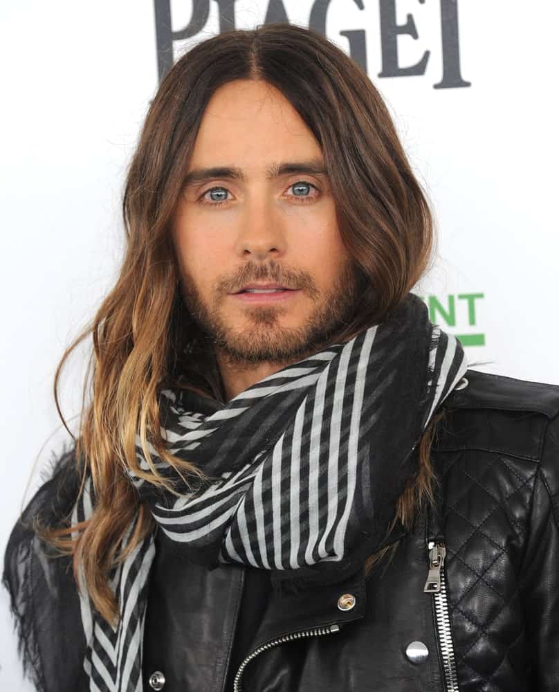 Jared Leto pulled off a long wavy hairstyle complemented with a black striped scarf during the Film Independent Spirit Awards 2014 held on March 1st.