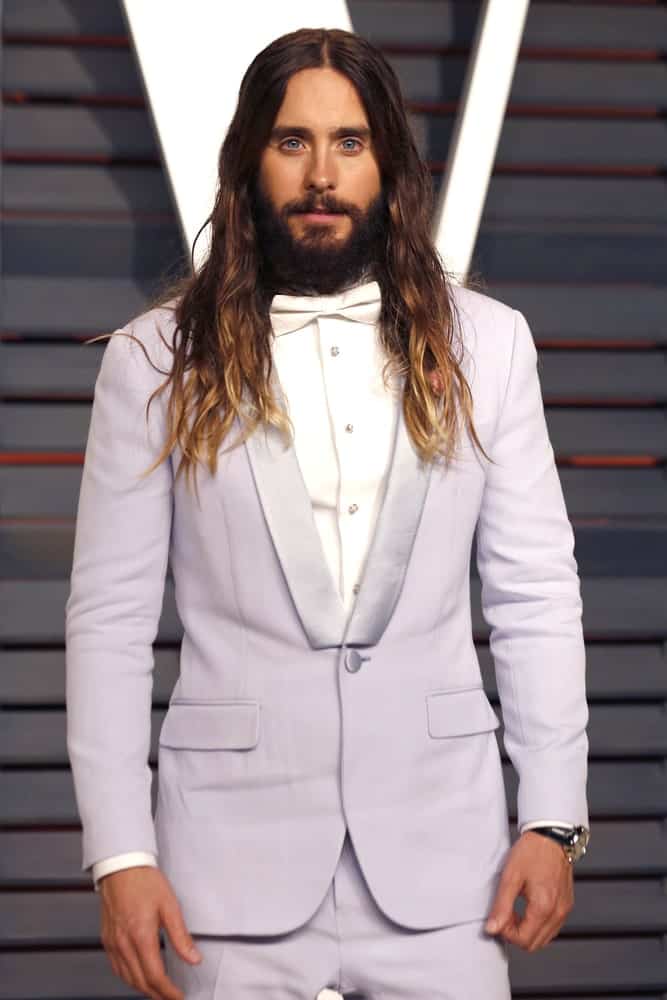 On February 22, 2015, Jared Leto attended the Vanity Fair Oscar Party 2015 at the Wallis Annenberg Center for the Performing Arts with his loose long curls accentuated with tip highlights.
