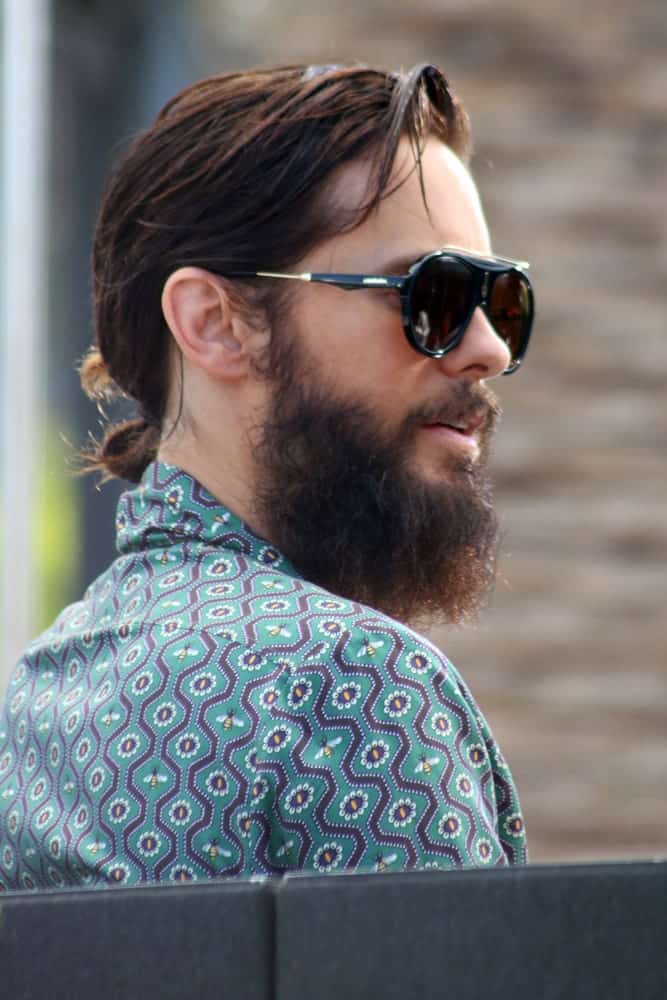 Jared Leto was spotted at Universal City Walk in Hollywood, California on August 23, 2017 rocking a man bun incorporated with his natural beard.
