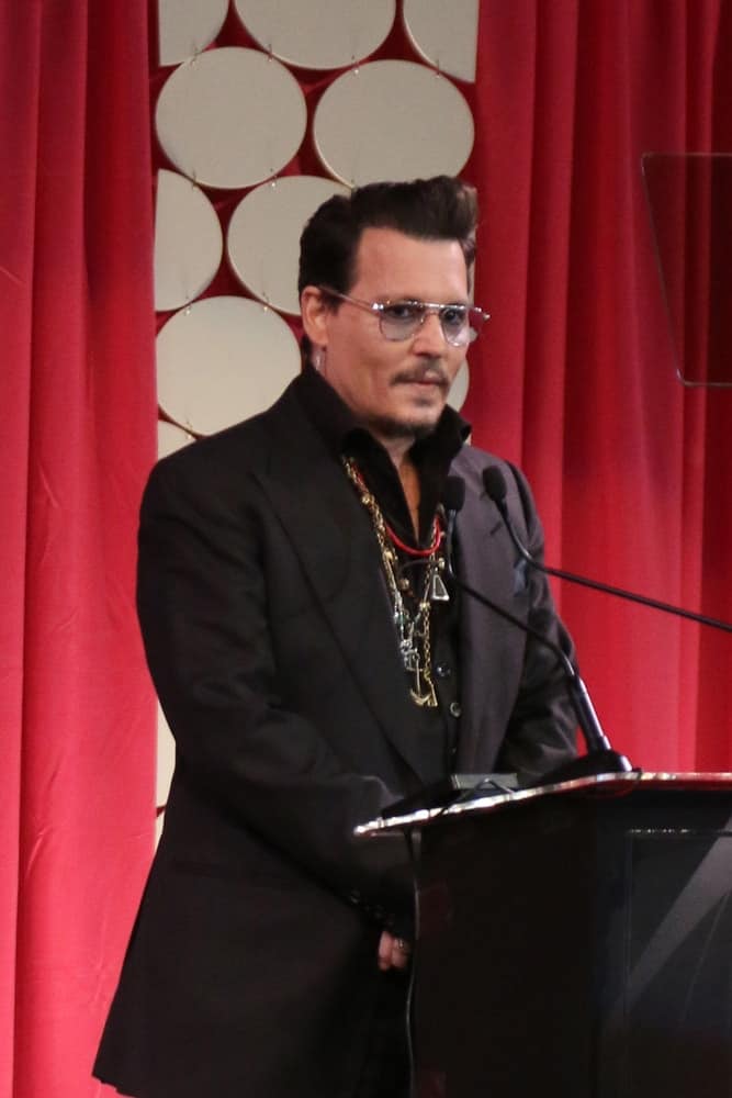 Johnny Depp was at the Make-Up Artists And Hair Stylists Guild Awards at the Paramount Studios last February 20, 2016 in Los Angeles. He had on his black suit with quirky necklaces and his hair was style to look pompadour and neat.