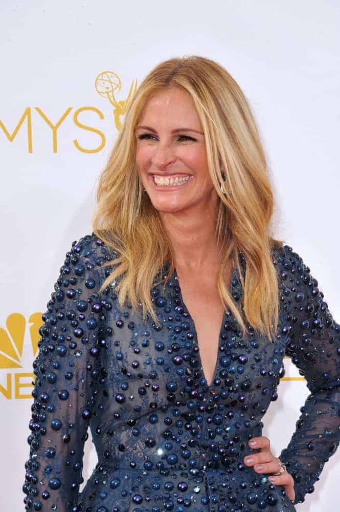 Julia Roberts flaunted her effortlessly chic loose sandy medium waves with a center part at the 66th Primetime Emmy Awards on August 25, 2014.