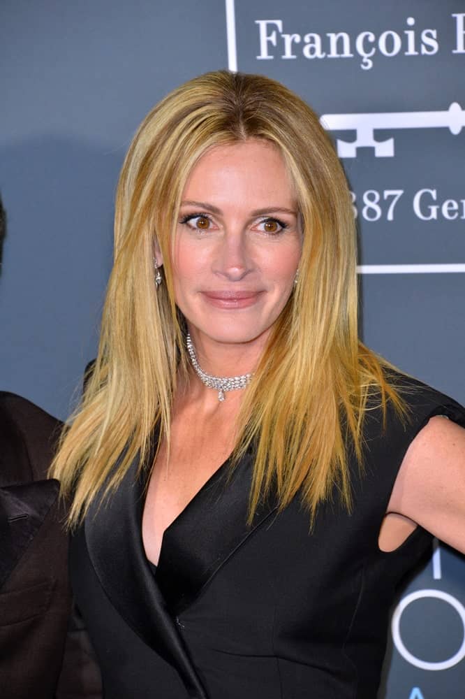 Hollywood star Julia Roberts attended the 24th Annual Critics’ Choice Awards in Santa Monica on January 13, 2019, with a straight golden blonde hair beautifully contrasted with her black silk dress.
