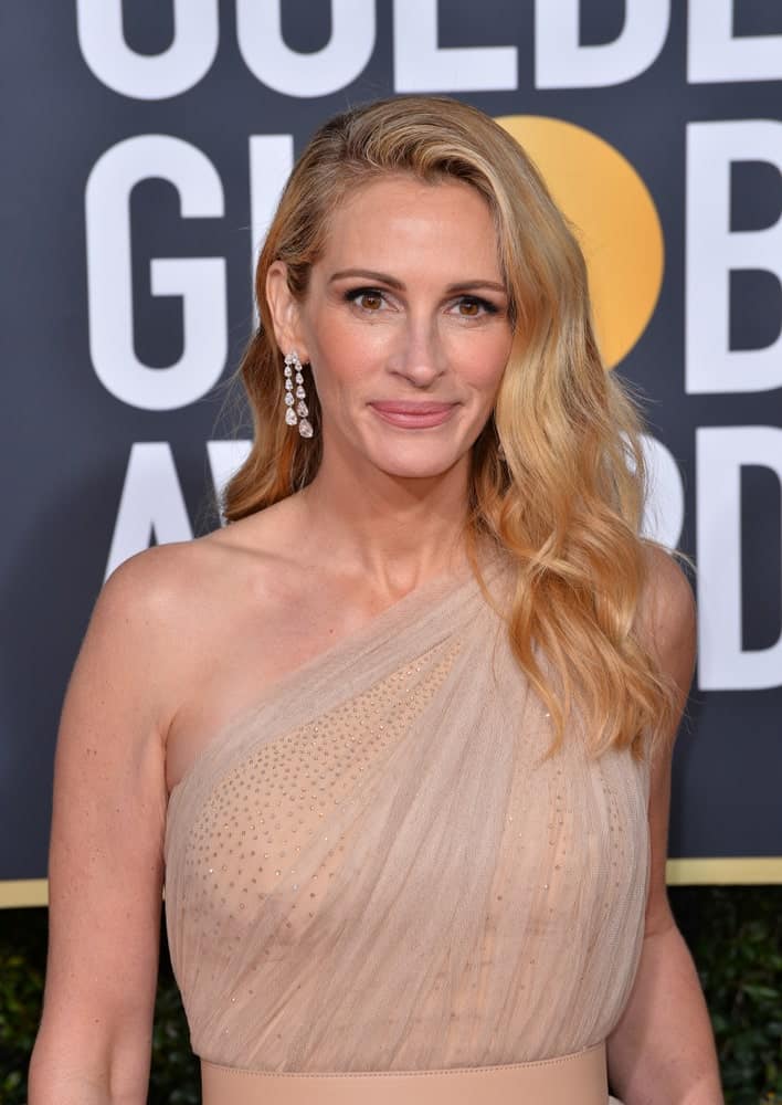 Julia Roberts was a goddess at the 2019 Golden Globe Awards at the Beverly Hilton Hotel on January 6th showcasing his side-parted tresses with some highlights and waves.