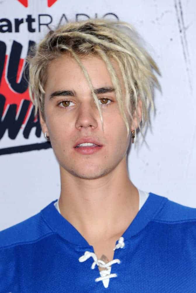 The “Love Yourself” singer experimented with dreadlocks during the 2016 iHeartRadio Music Awards – Press Room held at The Forum in Inglewood, USA. It was dyed in golden platinum blonde with darkened roots for some dimensions.