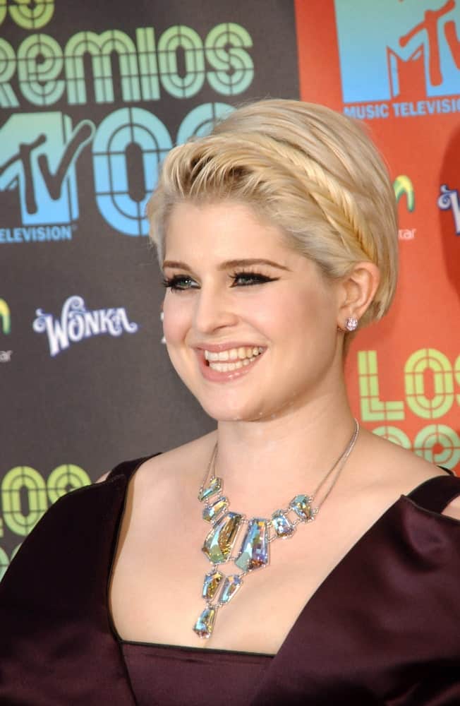 Kelly Osbourne rocking a short side-swept blonde hairstyle at the Los Premios MTV 2009, 15th of October.