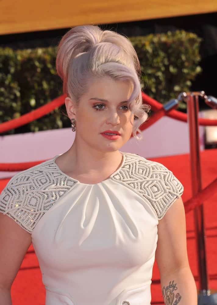 Kelly Osbourne with her silver hair and gorgeous white dress, photo taken on January 29, 2012 at the 17th Annual Screen Actors Guild Awards.