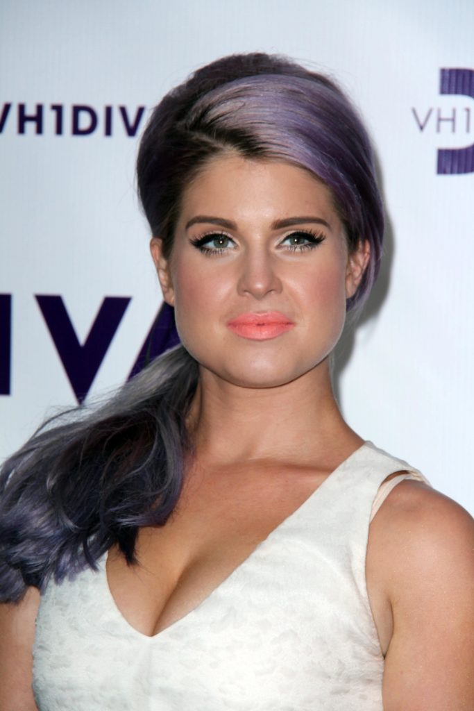 Kelly Osbourne il 16 dicembre 2012, sfoggia lunghi capelli viola in una coda di cavallo con frangia spazzata via.