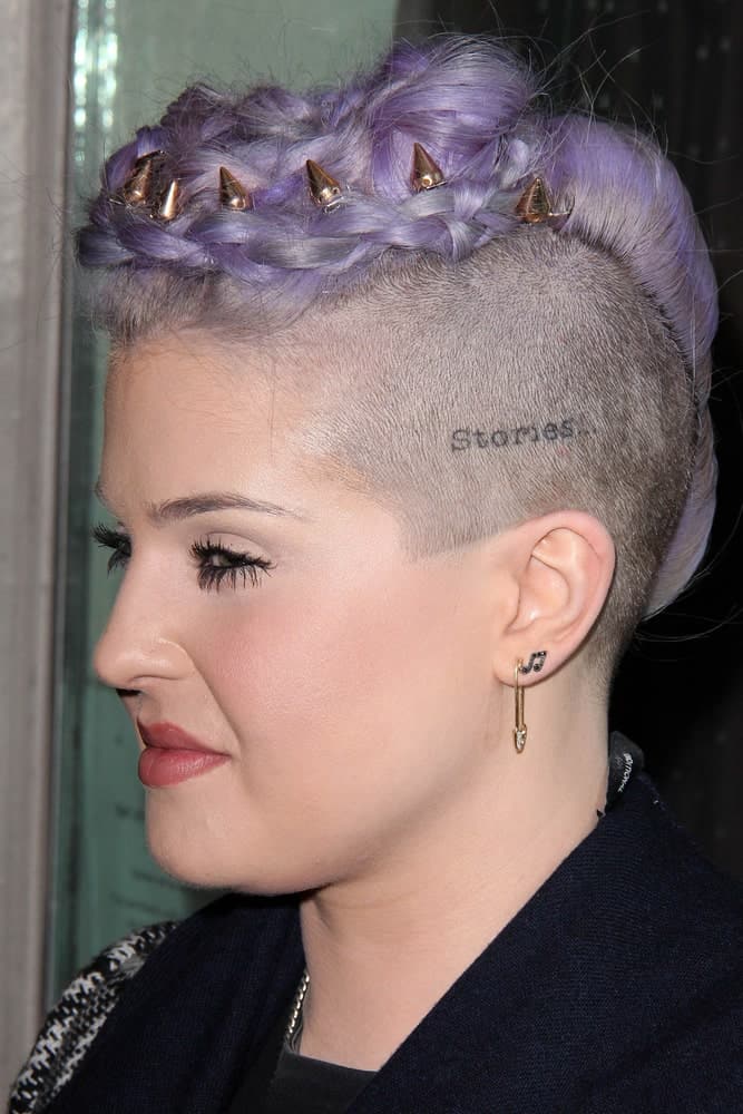 A closer look at Kelly Osbourne's bold hairstyle on November 16, 2014. Both sides of her head are shaved while the hair remains purple-colored.