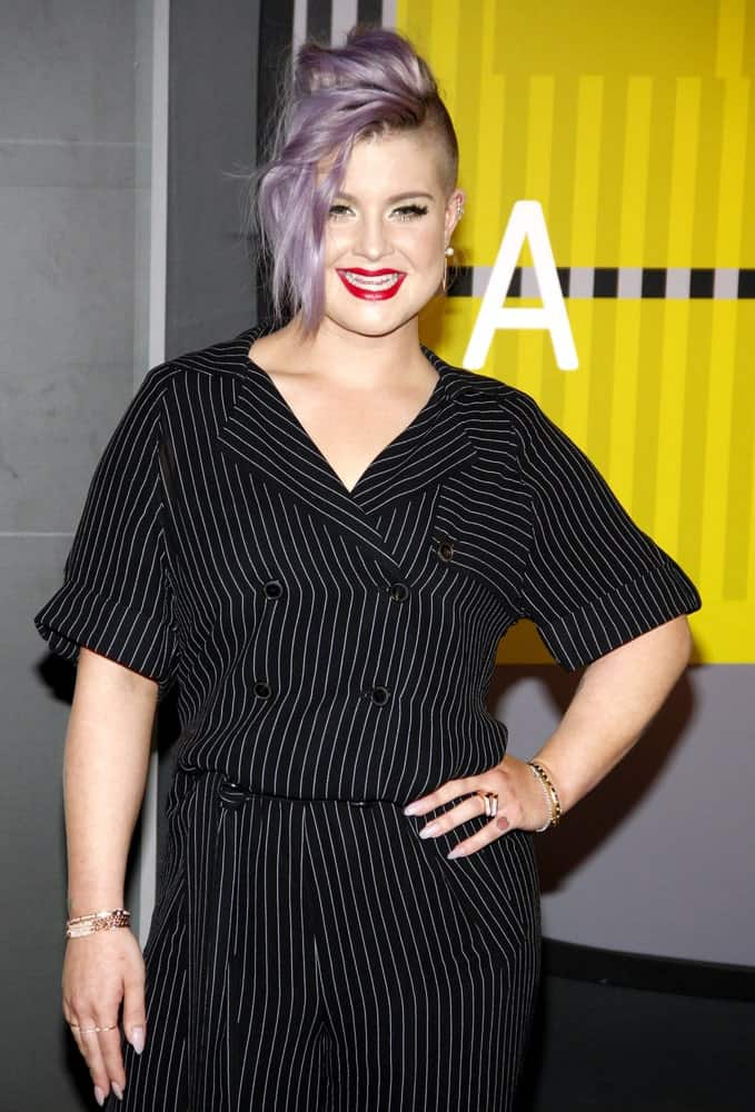 Kelly Osbourne at the 2015 MTV Video Music Awards, August 30, 2015, looking so gorgeous with the iconic purple hair and black outfit combination.