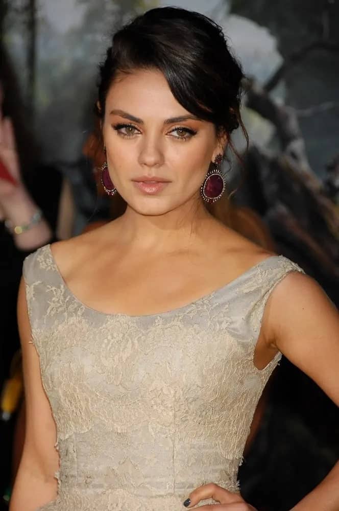 The Hollywood star Mila Kunis was lovely in her white dress and messy upstyle hair with side-swept bangs at the Oz The Great and Powerful World Premiere last February 13, 2013.