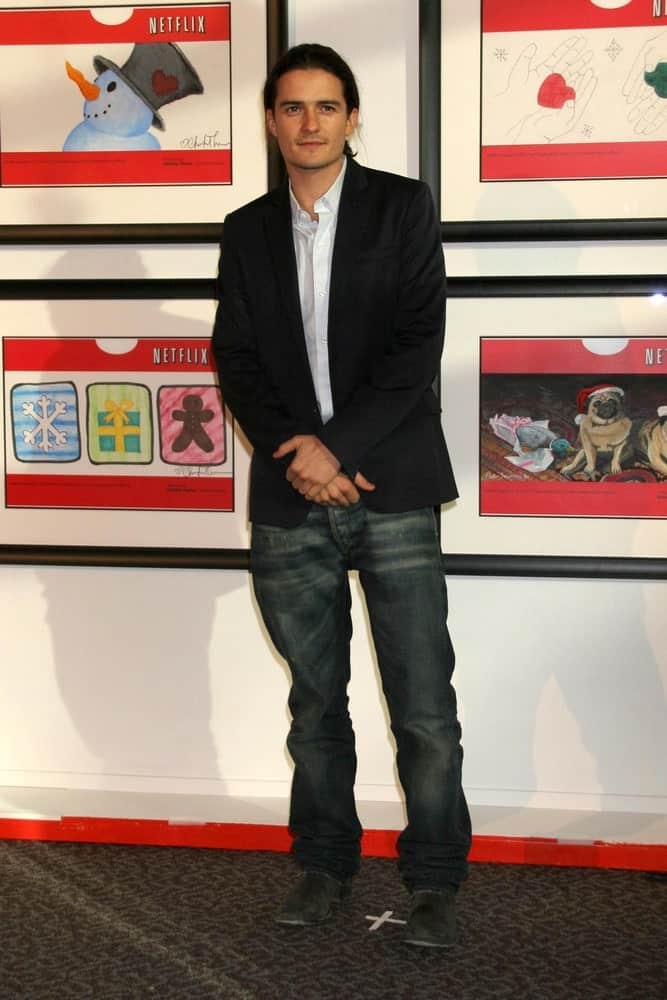 Orlando Bloom was at the unveiling of the special edition red envelopes by Netflix and Martin Scorsese's Film Foundation on December 4, 2006. He came with a simple yet dashing casual outfit to go with his low ponytail hairstyle.