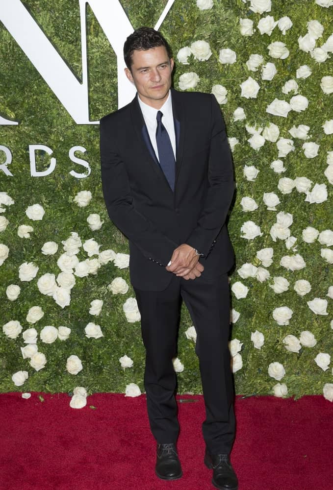 Orlando Bloom's short curly hair was perfectly styled into a gorgeous pompadour fade look when he attended the 2017 Tony Awards held at the Radio City Music Hall.