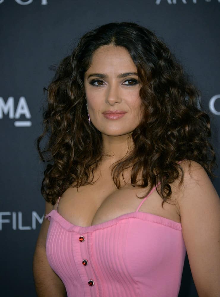 Last November 7, 2015, Actress Salma Hayek Pinault was at the 2015 LACMA Art+Film Gala at the Los Angeles County Museum of Art. She paired her thick curly hair with a bright bubble gum pink dress.