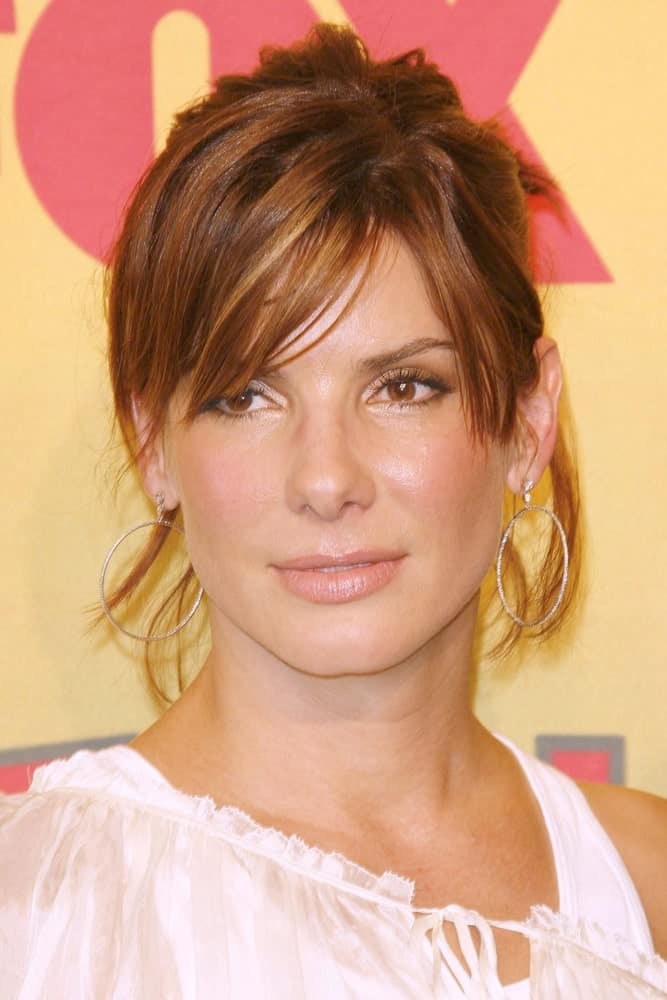 Sandra Bullock was at the 2006 Teen Choice Awards – Press Room at Gibson Amphitheatre last August 20, 2006, in Universal City. Her white sheer outfit was a good pairing for her messy upstyle with bangs.