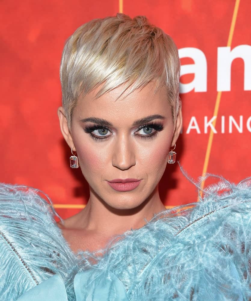 On October 18, 2018, Katy Perry attended the amFar Gala Los Angeles in Hollywood, CA sporting a sleek pixie cut with short side-swept bangs.