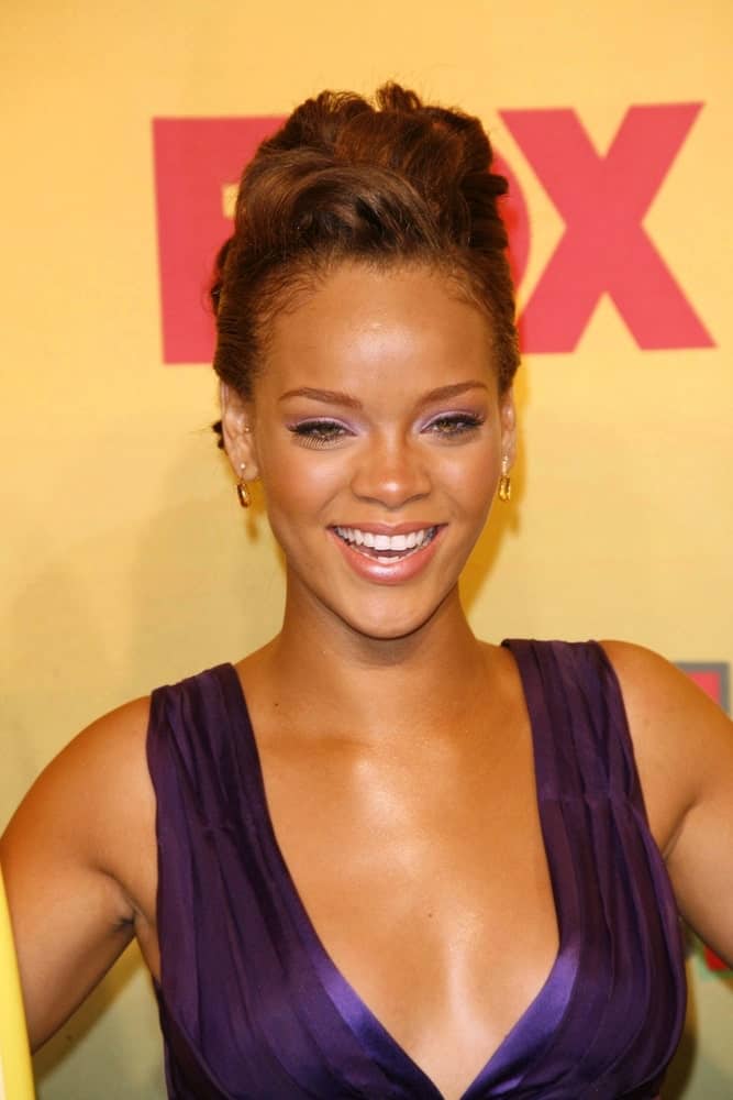Rihanna wore an elegant and charming purple dress with her detailed upstyle with gorgeous wavy tousle at the top at the 2006 Teen Choice Awards – Press Room at Gibson Amphitheatre on August 20, 2006, in Universal City, CA.
