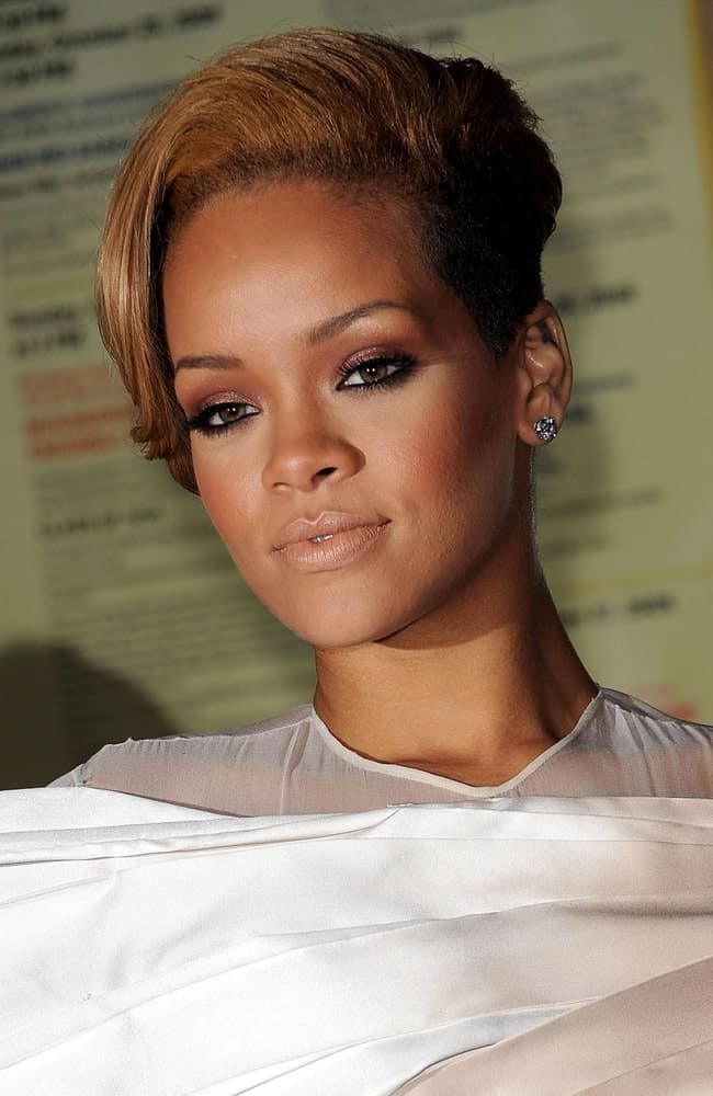 Rihanna’s simple makeup and white dress went great with her side-swept short brown hairstyles with a shaved side at the GLAMOUR Women of the Year Awards in Carnegie Hall, New York, NY on November 9, 2009.