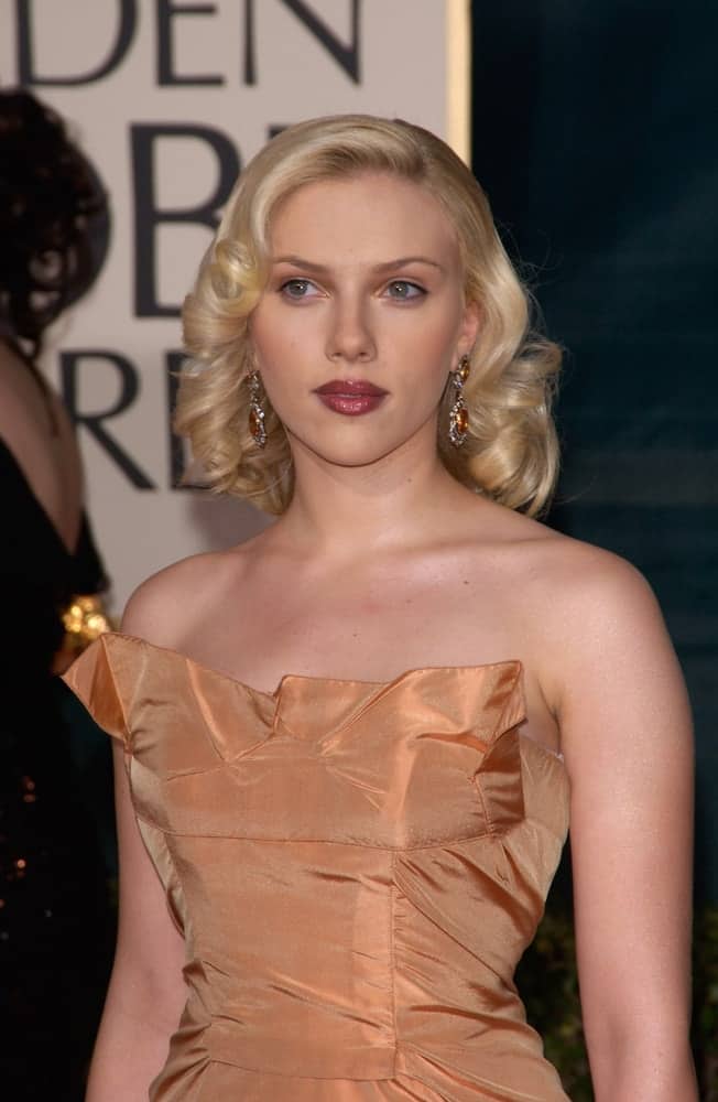 On January 16, 2005, Scarlett Johansson sported a vintage look with her golden dress and a side-swept hairstyle with curls at the tips at the 62nd Annual Golden Globe Awards at the Beverly Hilton Hotel.