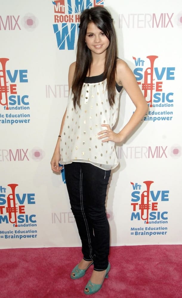 Selena Gomez was at the Rock & Shop ‘Til You Drop INTERMIX benefit for VH1 Save the Music Foundation, INTERMIX store in Los Angeles, CA on July 11, 2008. She had a casual look to her outfit and straight half-up hairstyle with highlights.