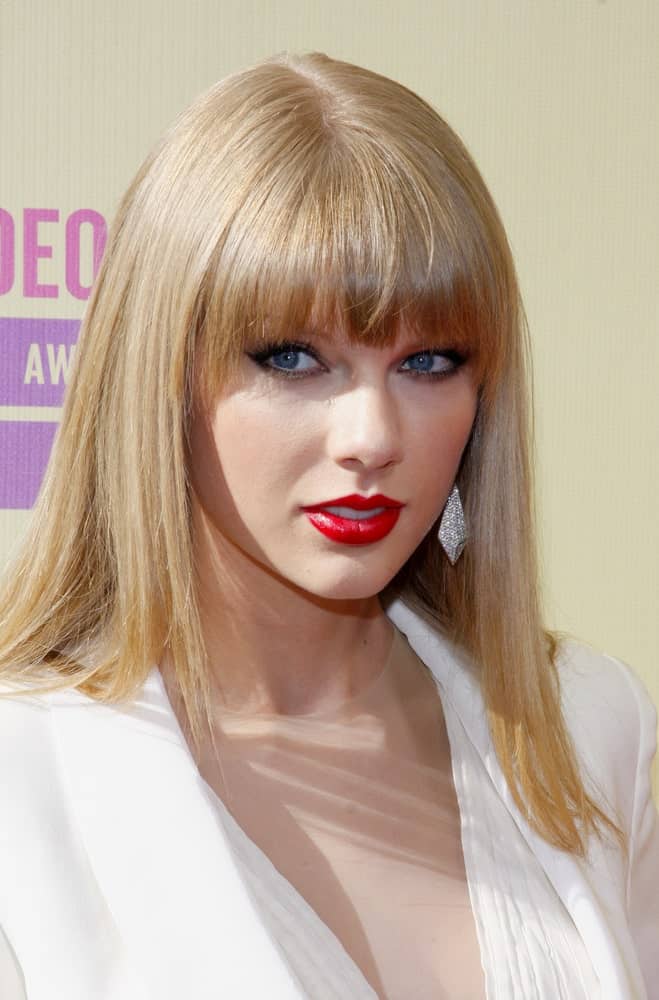 The singer showcased a sleek look with her straight blonde hair during the 2012 MTV Video Music Awards held on September 6, 2012.