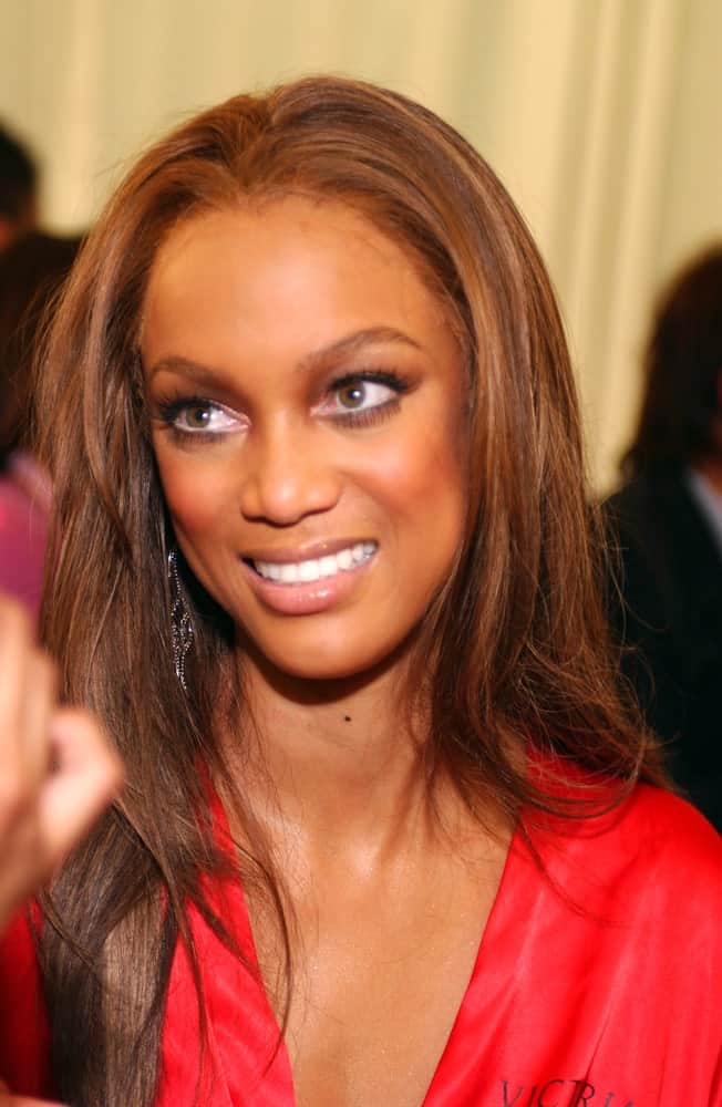 Super model Tyra Banks was backstage during the 2010 Victoria’s Secret Fashion Show at the Lexington Armory in New York City. She had a natural makeup that went well with her straight and loose highlighted hairstyle.