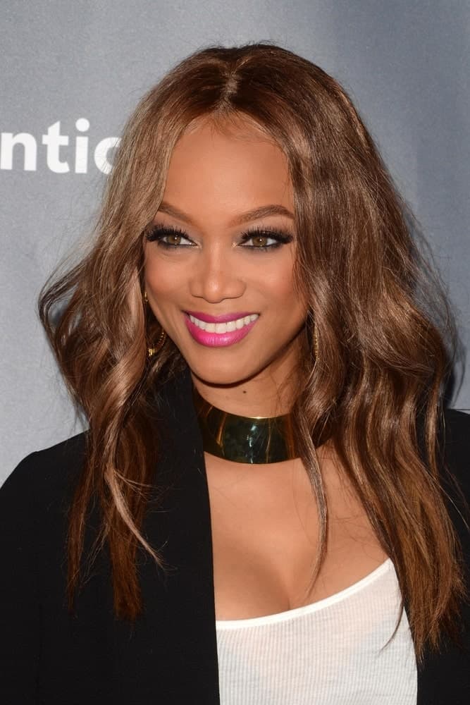 Tyra Banks’s center-parted wavy reddish brown hair complemented her simple smart casual outfit and cheerful make-up at the “The New Celebrity Apprentice” Cast Q&A at Universal Studios on December 9, 2016 in Los Angeles, CA