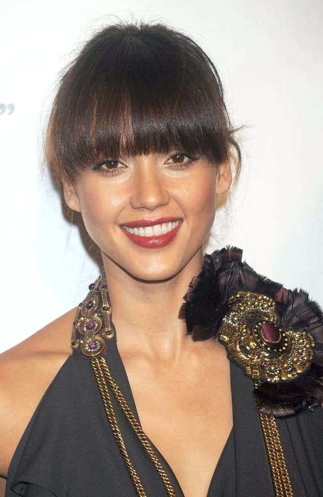 Jessica Alba was at 5th Annual Keep A Child Alive Black Ball Benefit held at the Hammerstein Ballroom in New York, NY on November 13, 2008. She wore a lovely black dress with her charming bun hairstyle that has straight and blunt eye-skimmer bangs.