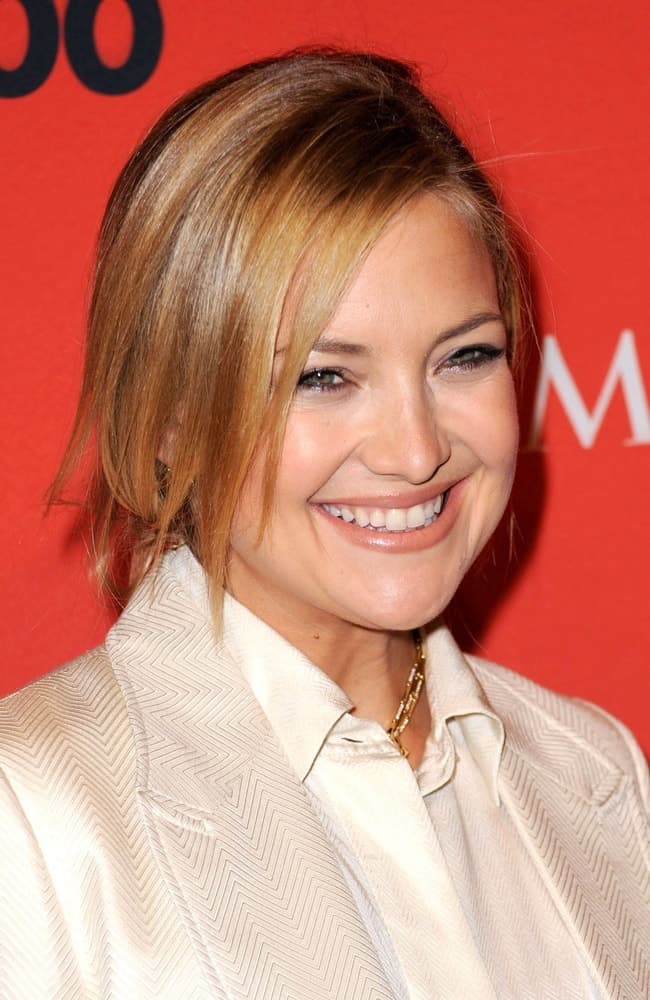 Kate Hudson was at the Time’s 100 Most Influential People held at The Frederick P Rose Hall at Lincoln Center in New York City, NY on May 5, 2009. She came wearing a white smart casual outfit with her highlighted messy hairstyle with loose side-swept bangs.