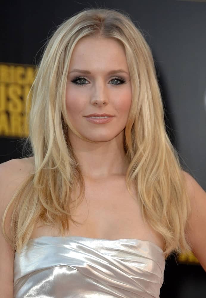 Kristen Bell rocked a voluminous layered hairstyle along with smokey eyes at the 2009 American Music Awards, AMA’s, held on November 22, 2009, at Nokia Theatre LA LIVE, Los Angeles, CA.