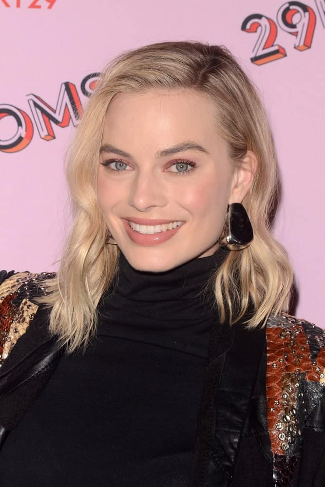 Margot Robbie styled her blonde shoulder-length hair with a side part and subtle waves during the 29Rooms West Coast Debut presented by Refinery29 at the ROW DTLA on December 6, 2017.