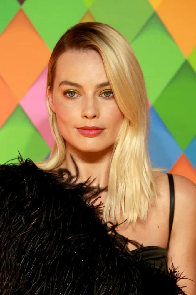 Margot Robbie looked fabulous in a fur dress that contrasts her loose blonde locks styled with a deep side part during the ‘Birds of Prey’ world premiere at the BFI IMAX last January 29, 2020.