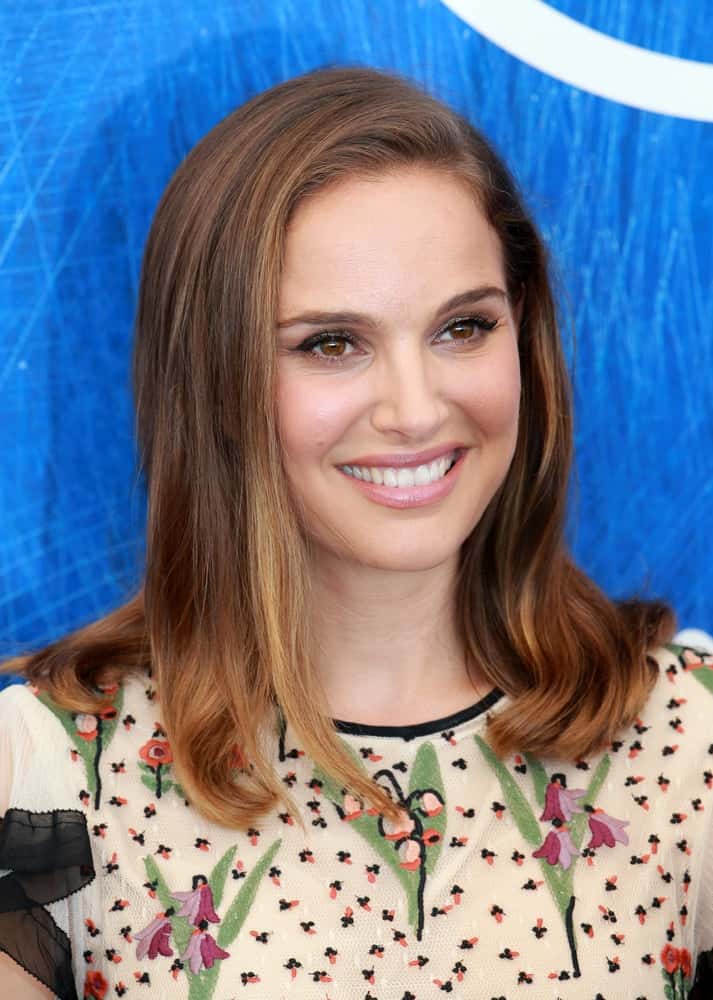 On September 7, 2016, actress Natalie Portman attended the photocall for ‘Jackie’ during the 73rd Venice Film Festival. She was quite lovely in her floral blouse that she paired with a loose and highlighted shoulder-length hairstyle with highlights.