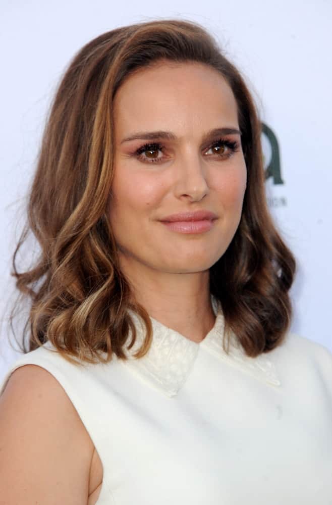 Natalie Portman opted for a simple yet charming look to her white outfit and wavy highlighted shoulder-length hairstyle with long side bangs at the Environmental Media Association’s 27th Annual EMA Awards held in Santa Monica, USA on September 23, 2017.